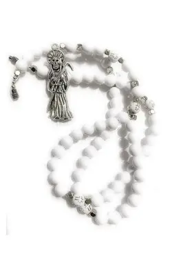 Collar de acrílico de la Santa Muerte estilo rosario. Collar de la Santa Muerte de acrilico estilo rosario. Collar estilo Y de la parca, Acrílico