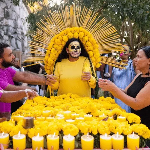 color amarillo en la santa muerte